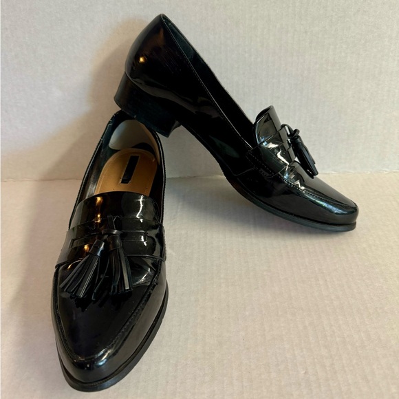 Tahari Looker Loafer- Black classic patent leather loafer with tassle.Size 10.5 - Picture 2 of 8